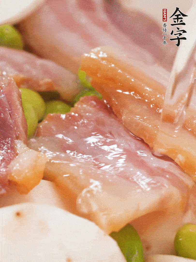 倒入芋艿、熟毛豆，翻炒均勻，加1小碗水煮開