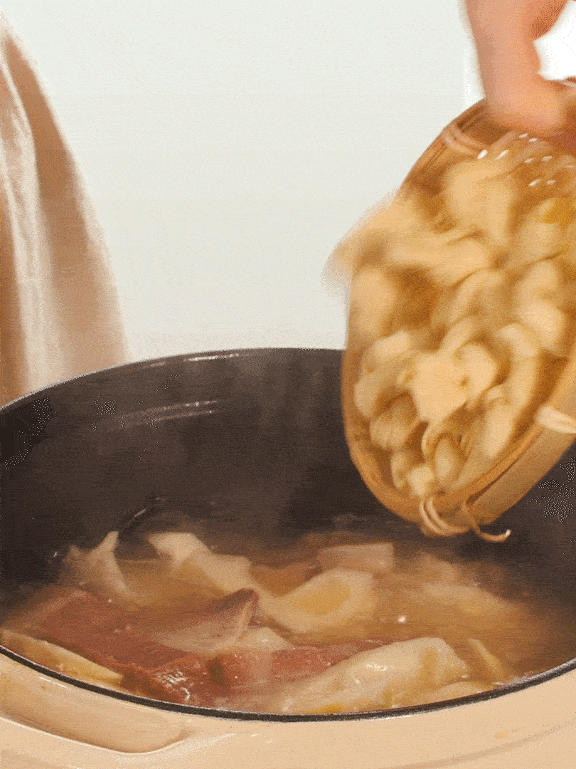 最后放入百葉結。萵筍小火慢篤10分鐘