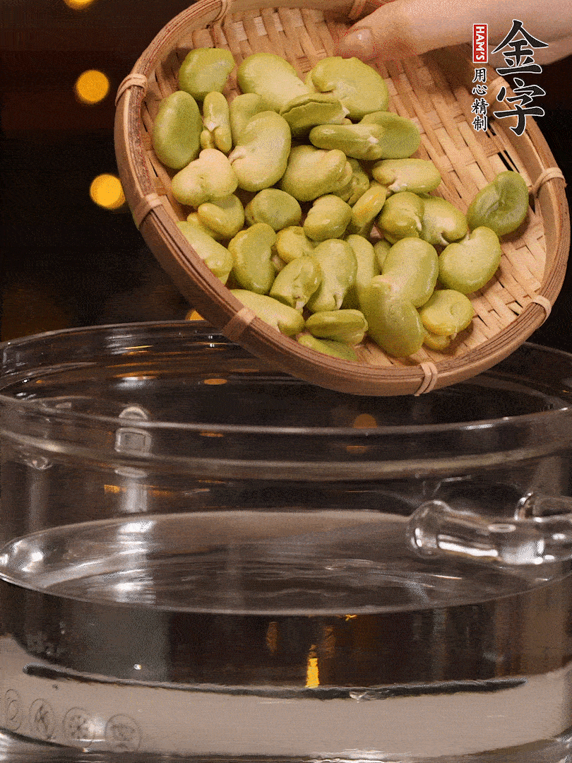 蠶豆剝殼，一起放入鍋中開水焯2分鐘去澀