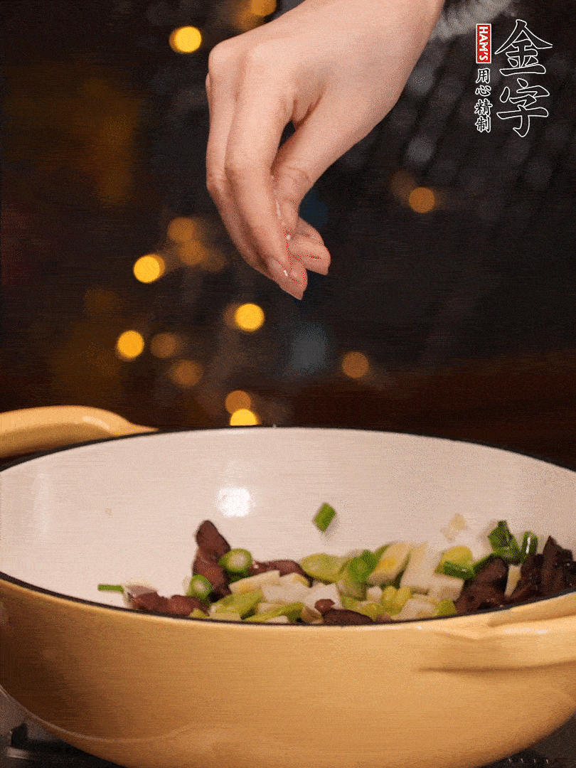 可以加點(diǎn)點(diǎn)水，再加菜苔，加點(diǎn)鹽、味精調(diào)味