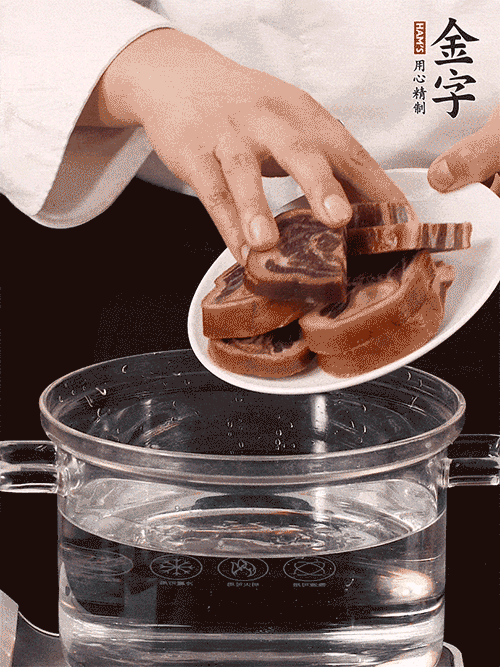 準備食材。做金銀蹄有2個關鍵點：食材上火腿當然得選足年發酵的金字火腿，新鮮豬爪最好選前腳、大小適宜的。