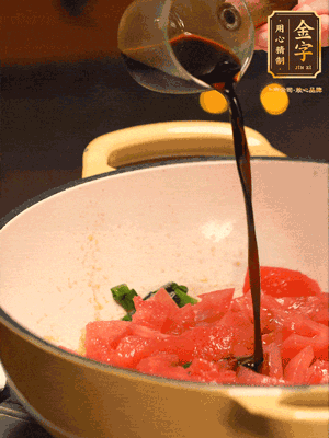 調味：1勺蠔油、1勺生抽、2轉胡椒粉和2勺番茄醬倒入400ml開水，燒至湯汁濃厚