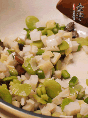 倒入蠶豆、春筍翻炒