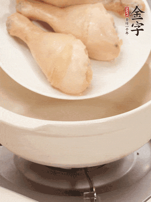 雞腿、火腿、干貝、蒜頭放入砂鍋內(nèi)燉1小時