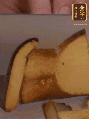 2個牛肝菌切丁，1個牛肝菌切片；金字香腸1根切丁，1根切片