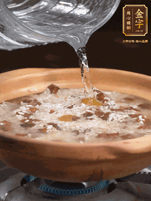 再倒入泡了30分鐘的大米翻拌均勻，加水稍微沒過（米水比例1:1），中火燜煮，到冒大泡，大致5分鐘