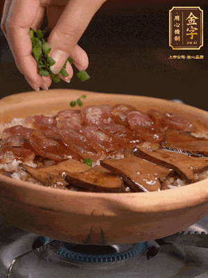 最后鋪上牛肝菌，爭分奪秒地倒上醬汁，撒點小蔥花