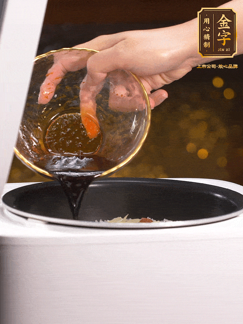 煮好后，淋上醬汁：2勺生抽、1勺老抽、1勺蠔油、半勺白糖、半勺香油、1勺水