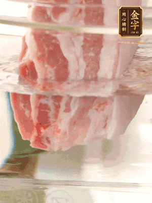 大塊豬五花冷水下鍋，蔥、姜、花雕酒焯水