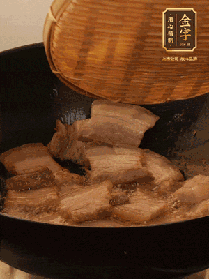 鍋中少油，翻炒五花肉