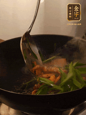 黃豆醬、鹽、糖調味，淋一圈花雕酒，蒜白先下，蒜葉后下