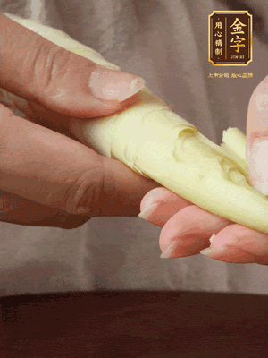 春筍沿著外皮豎著淺劃一刀，剝下外殼，切掉尾部的老根，切滾刀塊。（這個時候的春筍最為鮮嫩脆爽，不需要焯水去除澀味）