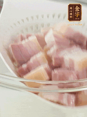 金字淡咸肉、排骨分別加料酒、蔥、姜冷水下鍋焯水，水開撇去浮沫撈出。