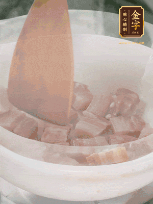 砂鍋內咸肉微微煸出香味，再倒入開水。放排骨滾開后轉中小火篤30分鐘。（水盡量一次加足，以免中途加水沖淡鮮味。這一步是湯底濃白的關鍵）