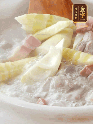 開蓋后放春筍，小火慢篤20分鐘左右，出鍋后盛出。