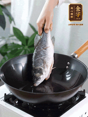 熱油，加1大勺豬油、姜片，再下鱸魚，煎至定型后翻面。（加點豬油，燉出的魚湯更容易變為清爽的奶白色。）