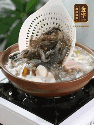 最后加一把蛤蜊、一把河蝦燜2分鐘，放一點白胡椒粉調味，撒上蔥花點綴！