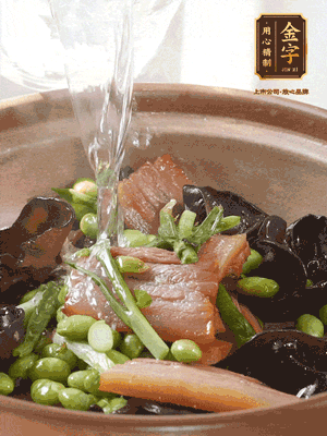 轉(zhuǎn)入砂鍋，加入開水、百葉結(jié)燉煮10分鐘