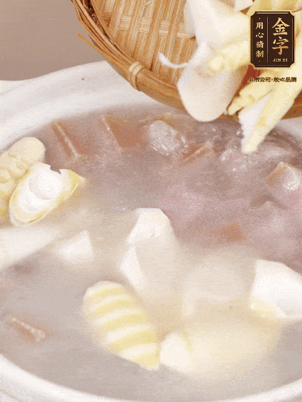 小火燉20分鐘后，放入春筍燉15分鐘