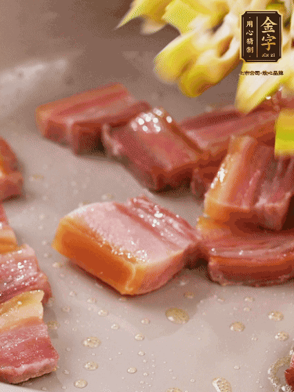 再放春筍翻炒一下，倒入砂鍋中，加適量的熱水，大火燜煮6分鐘