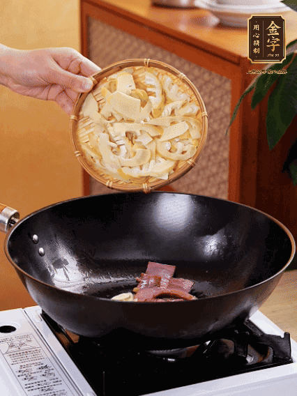 油熱，下蒜末、火腿煸炒出香味，再下筍片微微翻炒