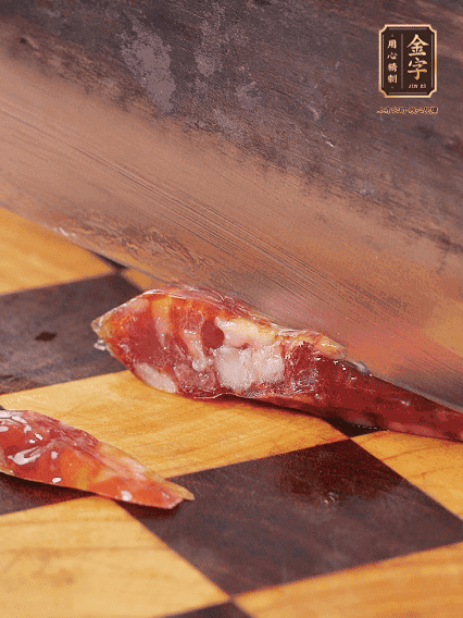 金字金華香腸切片，調制煲仔飯料汁：生抽2勺+蠔油1勺+1勺芝麻油+半勺糖