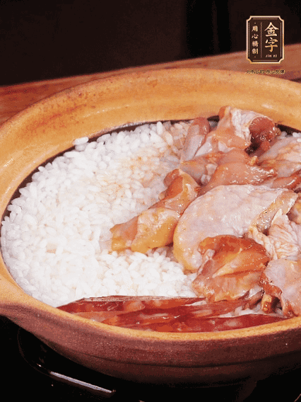 煮到椰子水微微收干轉小火，快速均勻鋪上雞肉、金字香腸