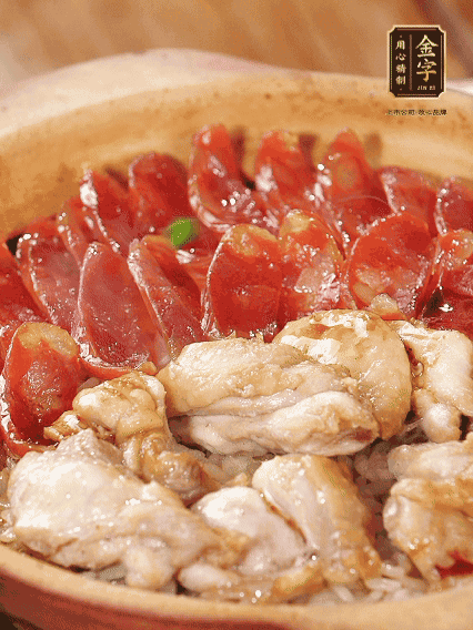 蓋蓋小火燜，沿鍋邊淋一圈油，轉動砂鍋燜4分鐘