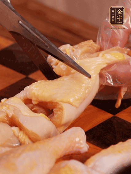 土雞處理干凈，切成大塊，加蔥姜、花雕酒、鹽腌制10分鐘