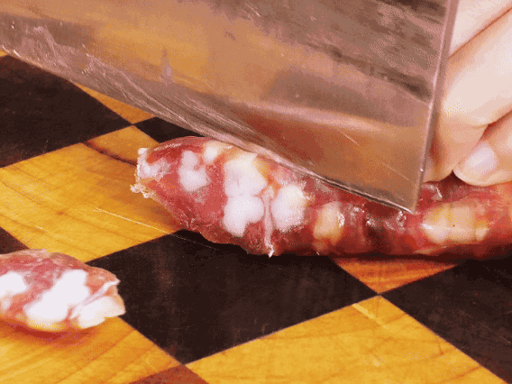 香腸少油煸出香味，下南瓜、板栗、香菇翻炒。2勺生抽、1勺老抽、1勺蠔油、1勺鹽、半勺糖調味