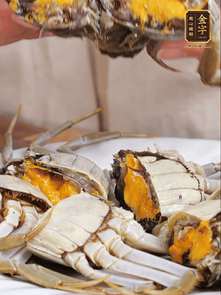 大閘蟹處理干凈，一切兩半。