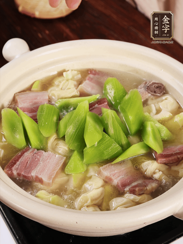 下春筍、百葉結(jié)，繼續(xù)燉15分鐘。最后下萵筍煮3分鐘，少許鹽調(diào)味。