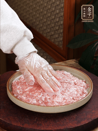 依次鋪肉末，碼入雞蛋豆腐，再鋪上金字香腸。