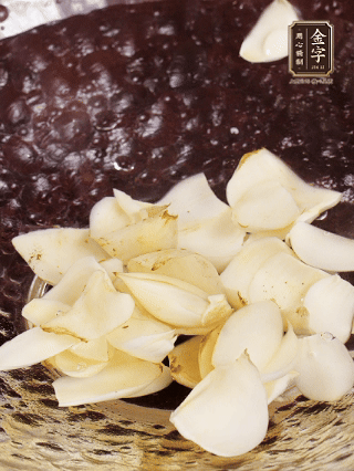 大蒜、生姜、紅蔥頭處理成粒。青辣椒切碎