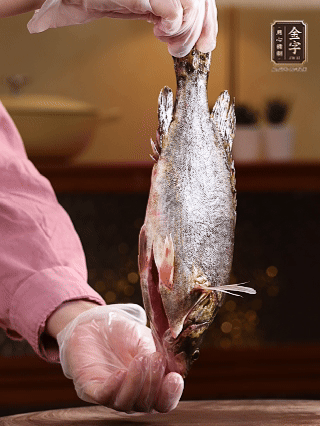 鱖魚(yú)殺好洗凈，去頭去尾留用，貼著魚(yú)背去掉主刺，再切成大小均勻的魚(yú)塊