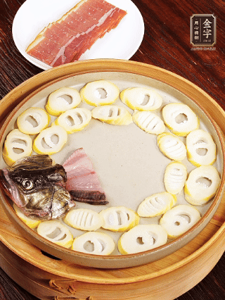 取一個(gè)深一點(diǎn)的盤(pán)子，按照“春筍墊底、魚(yú)肉居中、火腿蓋頂”的順序擺放。魚(yú)頭和魚(yú)尾擺在兩端，還原整魚(yú)形狀