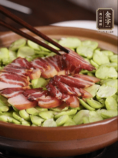 中火煮至水分微微收干時，鋪上豆瓣、醬肉，沿著鍋邊淋一圈油